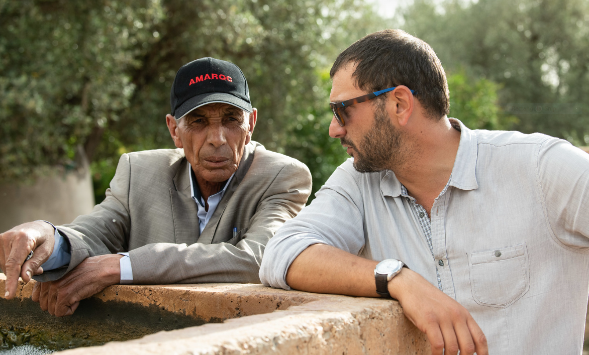Filippo Bassi (ICARDA) talking to a farmer in Morocco