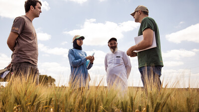 From left to right: ICARDA/BOLD’s Drs. Miguel Sanchez, Meryem Zeim, and Filippo Bassi talking with a farmer who evaluated the Jawahir durum wheat variety on his farm located in the dry region of Safi in Morocco. Photo Credit: Ahmed Isamili/ Crop Trust
