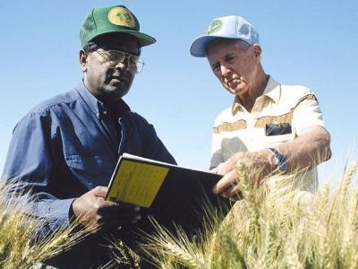 Dr. Sanjaya Rajaram (left), Senior Scientific Advisor at ICARDA, with Dr. Norman Borlaug