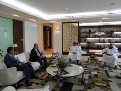 Qatar’s Minister of Environment, H.E. Mr. Ahmad Amer Alhemaidi (second from right) in discussion with ICARDA delegation, led by Dr. Mahmoud El Solh, ICARDA’s Director General (second from left) 