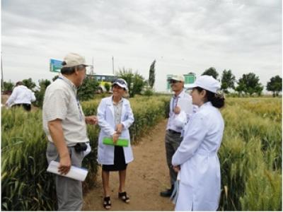 Researchers engaged in a discussion during the traveling seminar