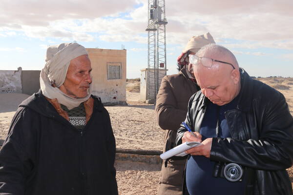 Discussing traditional grazing practices and rangeland restoration and resting with pastoralist from the PLL (Photo: Zied Idoudi/ICARDA)