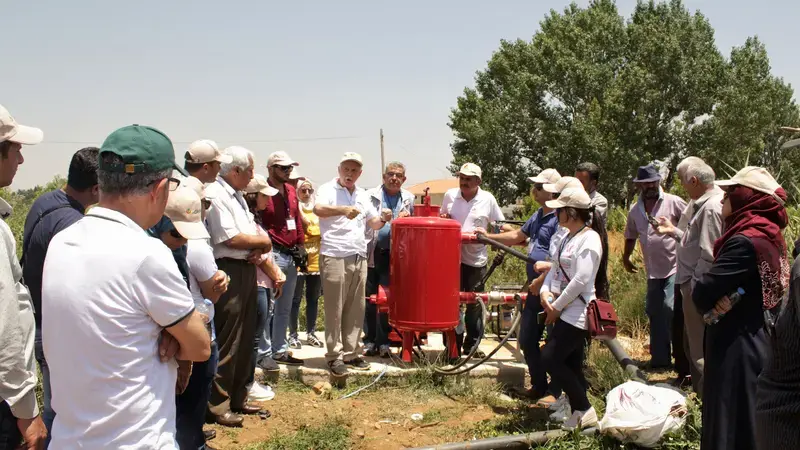 ICARDA scientists ICARDA scientists training farmers and technicians on how to use the newly-implemented irrigation system