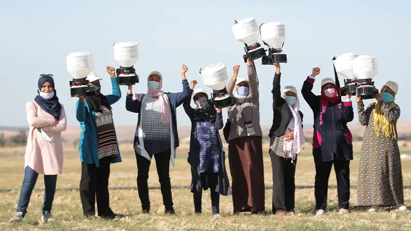 Distribution of hand-held precision spreaders by CLCA INRAT-OEP-ICARDA Staff to women farmers from the forage knowledge hub in Tunisia Distribution of hand-held precision spreaders by CLCA INRAT-OEP-ICARDA Staff to women farmers from the forage knowledge hub in Tunisia