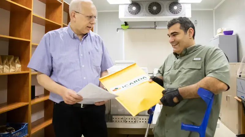 Dr. Hassan Machlab handing over the sealed seed packets to Michael Haddad in Terbol, Lebanon. Dr. Hassan Machlab handing over the sealed seed packets to Michael Haddad in Terbol, Lebanon.