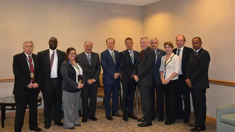 CGIAR Director Generals with the President of the World Bank, Dr. Jim Yong Kim (center) CGIAR Director Generals with the President of the World Bank, Dr. Jim Yong Kim (center)