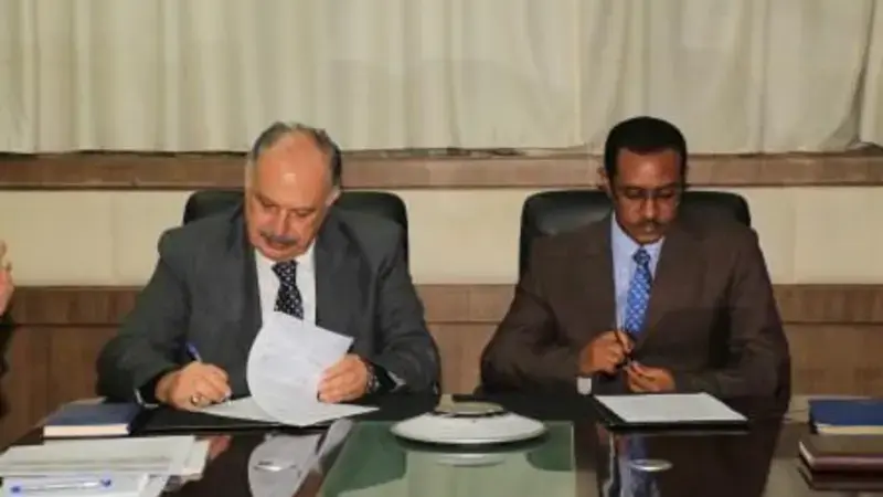 H. E. Ato Tefera Derbw (Right), Ethiopia’s Minister of Agriculture, signing the MoU with ICARDA’s Director General, Dr. Mahmoud Solh. H. E. Ato Tefera Derbw (Right), Ethiopia’s Minister of Agriculture, signing the MoU with ICARDA’s Director General, Dr. Mahmoud Solh.
