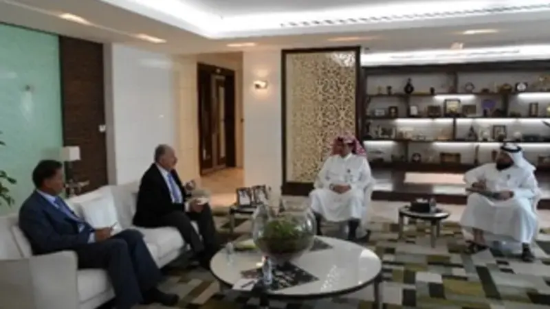 Qatar’s Minister of Environment, H.E. Mr. Ahmad Amer Alhemaidi (second from right) in discussion with ICARDA delegation, led by Dr. Mahmoud El Solh, ICARDA’s Director General (second from left) Qatar’s Minister of Environment, H.E. Mr. Ahmad Amer Alhemaidi (second from right) in discussion with ICARDA delegation, led by Dr. Mahmoud El Solh, ICARDA’s Director General (second from left)