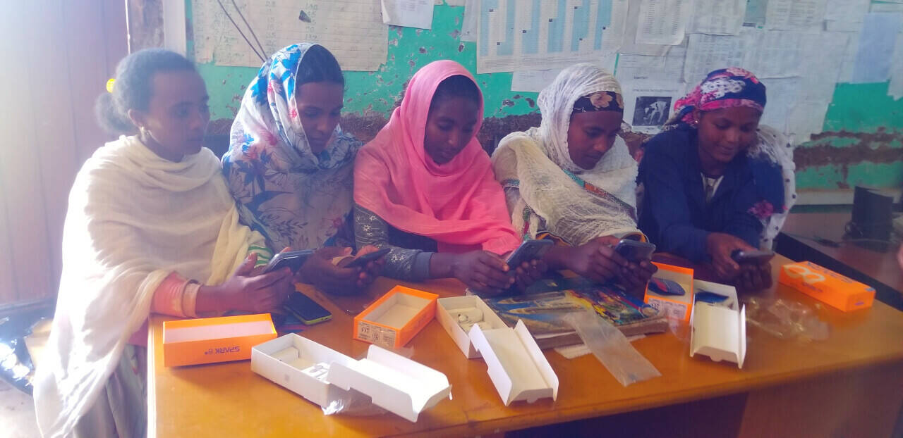 Ethiopian women smartphone training Ethiopian women smartphone training