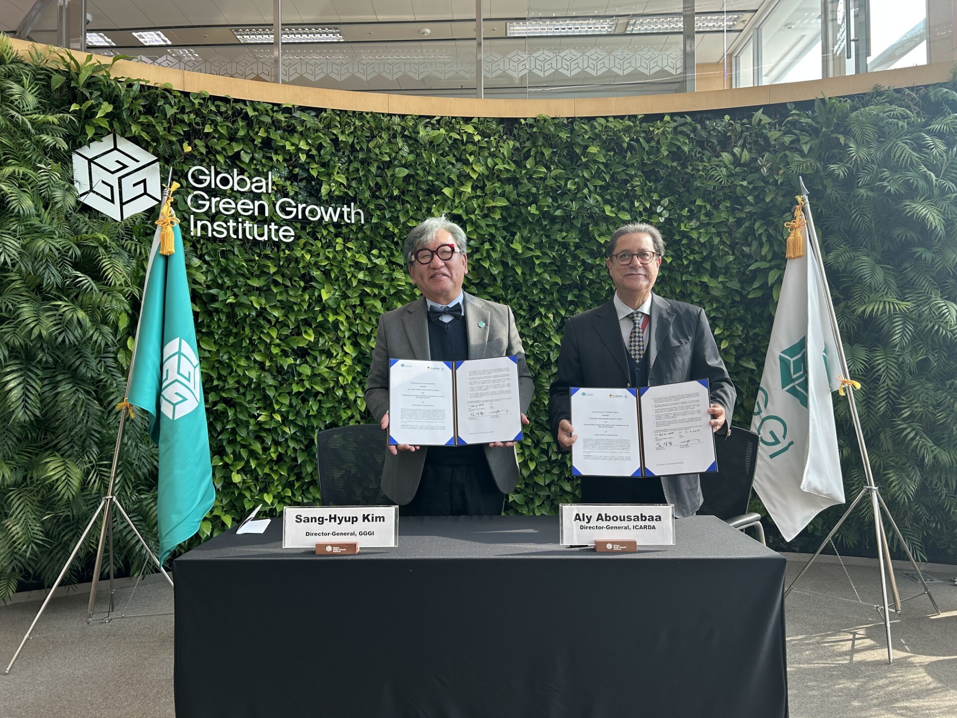 Left to right: Mr. Sang-Hyup Kim, Director-General of GGGI; Mr. Aly Abousabaa, Director General of ICARDA. © GGGI