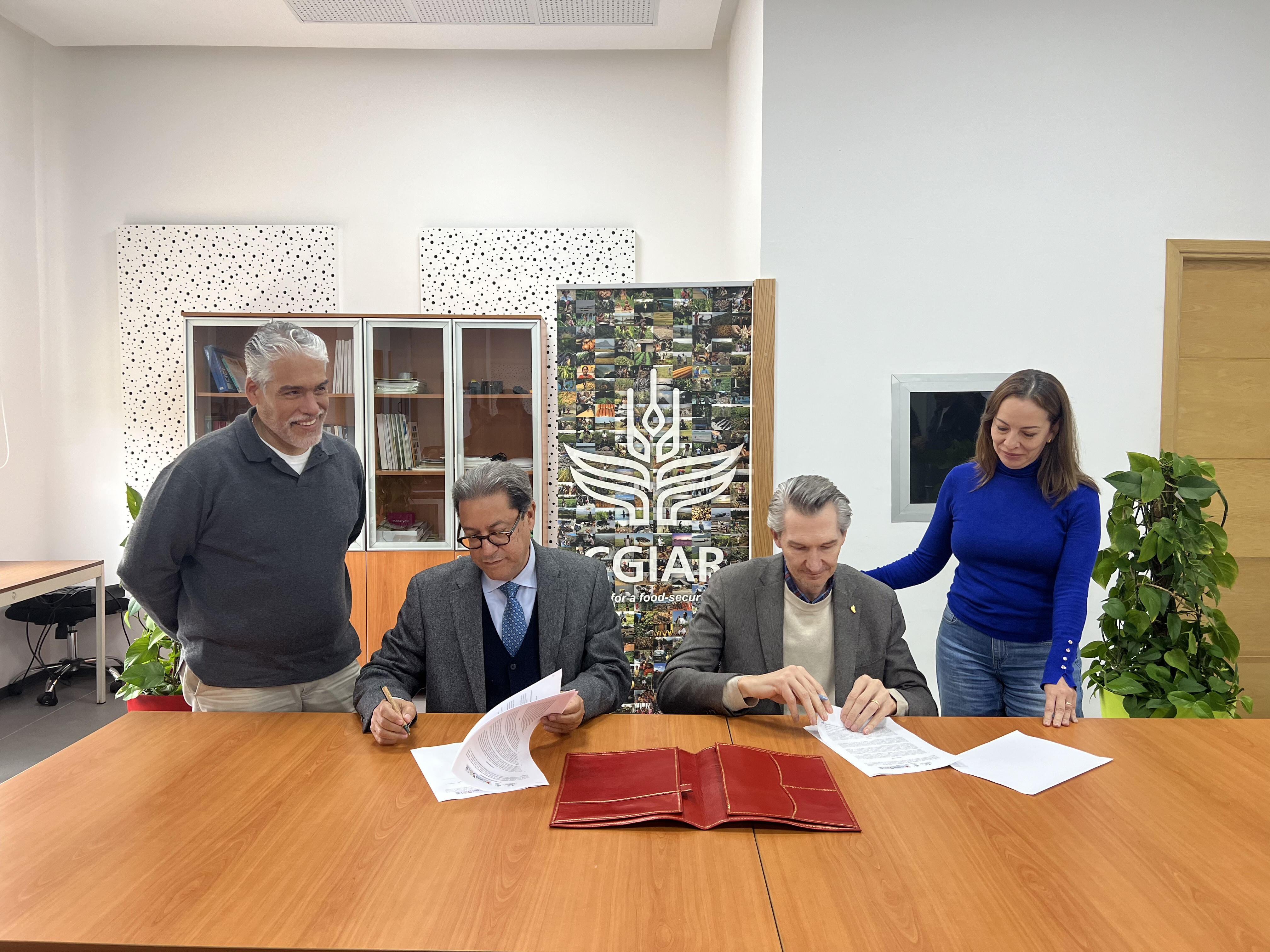 Aly Abousabaa and Juan Lucas Restrepo sign a Memorandum of Understanding to advance legume research for food and feed worldwide.